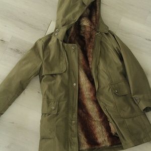 Wintery coat with removable faux-fur lining